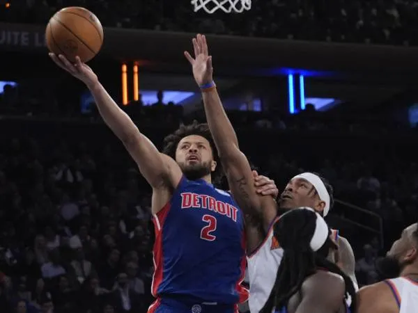 Cade Cunningham (kiri) mencetak 36 poin saat tim tamu Detroit Pistons mengalahkan New York Knicks 124-119 pada Senin (13/1) malam. (Foto: AP)
