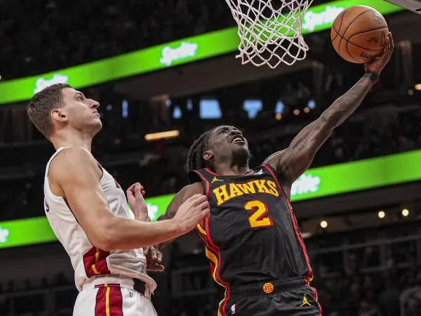 Keaton Wallace (kanan) mencetak rekor karier 27 poin saat Atlanta Hawks meraih kemenangan 110-94 atas tuan rumah Chicago Bulls pada Rabu (15/1) malam. (Foto: AP)