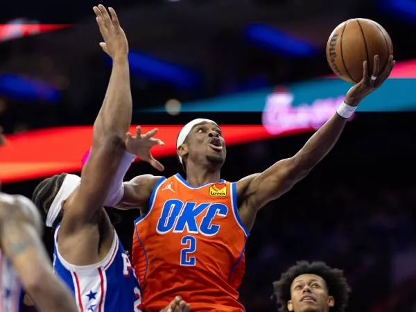Shai Gilgeous-Alexander (kanan) mencetak 32 poin saat tim tamu Oklahoma City Thunder menang 118-102 atas Philadelphia 76ers pada Selasa (14/1) malam. (Foto: AP)