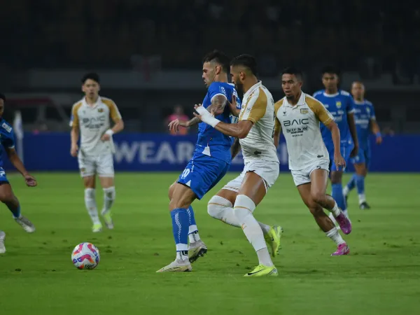 Persib menelan kekalahan pertama musim ini usai dipermalukan Dewa United 0-2.