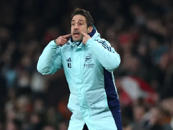 Gary Neville mengkritik pelatih bola mati Arsenal, Nicolas Jover