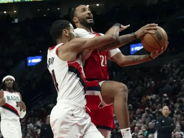 Norman Powell (kanan) mencetak 23 poin saat Los Angeles Clippers menang 118-89 atas tuan rumah Portland Trail Blazers pada Kamis (16/1) malam. (Foto: AP)