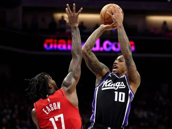 DeMar DeRozan (kanan) mencetak 33 poin saat tuan rumah Sacramento Kings mengalahkan Houston Rockets 132-127 pada Kamis (16/1) malam. (Foto: AP)