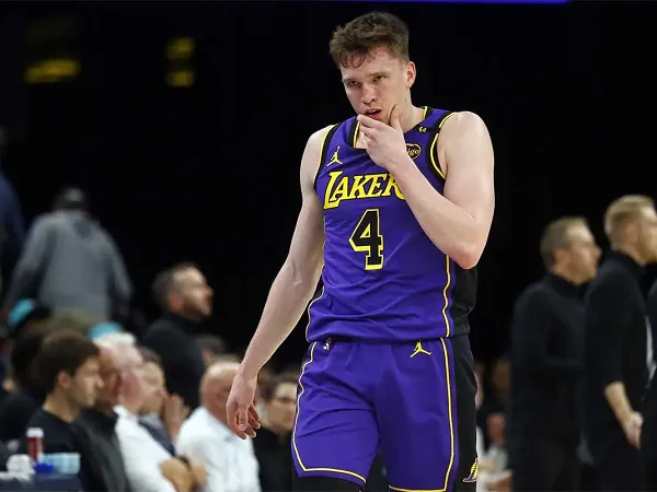 Dalton Knecht tetap berpikir positif meski performanya anjlok.