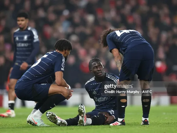 Gelandang Aston Villa, Amadou Onana, tidak dapat menyelesaikan pertandingan melawan Arsenal