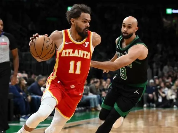 Trae Young (kiri) mencetak 28 poin saat tim tamu Atlanta Hawks mengalahkan Boston Celtics 119-115 melalui babak perpanjangan waktu pada hari Sabtu (18/1) malam. (Foto: AP)