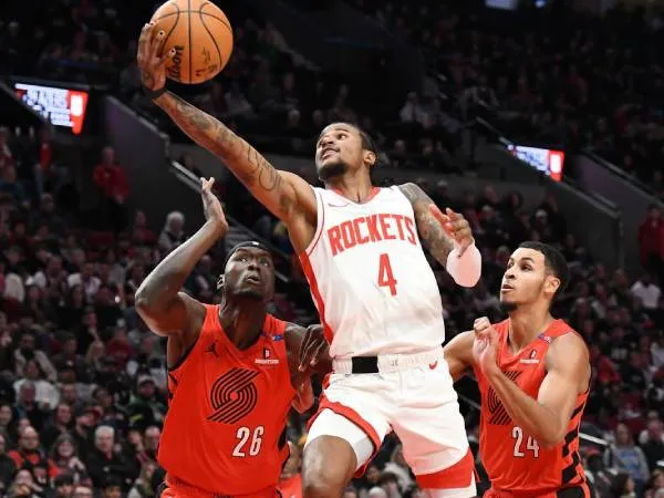 Jalen Green (tengah) mencetak 26 poin saat Houston Rockets meraih kemenangan 125-103 atas tuan rumah Portland Trail Blazers pada Sabtu (18/1) malam. (Foto: AP)