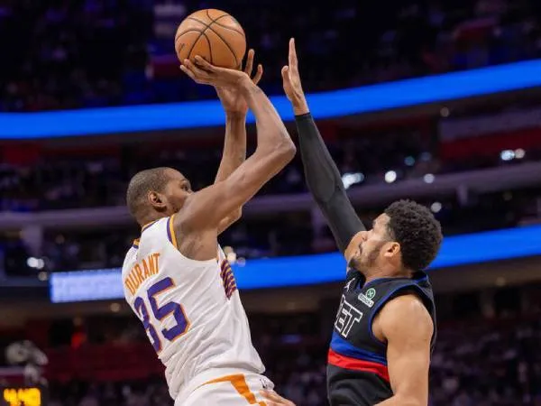 Kevin Durant (kiri) mencetak 36 poin saat Phoenix Suns mengalahkan tuan rumah Detroit Pistons 125-121 pada hari Sabtu (18/1) malam. (Foto: AP)