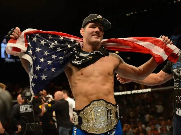 Chris Weidman mengejutkan dunia MMA saat ia mencetak KO atas juara kelas menengah UFC Anderson Silva dalam perebutan gelar mereka di UFC 162 pada 2013. (Foto: Zuffa LLC)