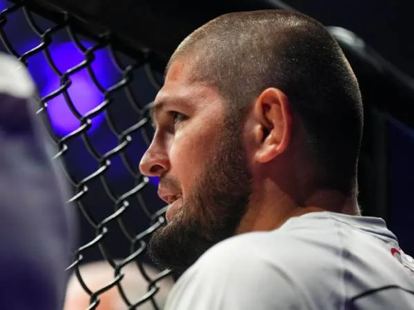 Bagi Khabib Nurmagomedov, pengorbanan menjadi pelatih akan berakhir saat perjalanan timnya berakhir. (Foto: Fight TV)