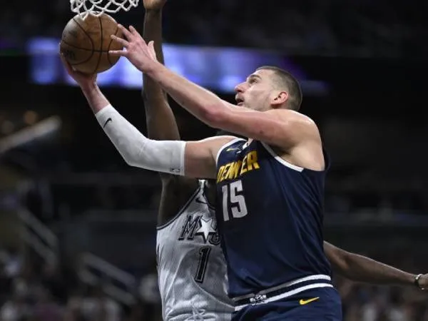 Nikola Jokic membukukan triple-double ke-18 musim ini saat tim tamu Denver Nuggets mengalahkan Orlando Magic 113-100 pada Minggu (19/1) malam. (Foto: AP)