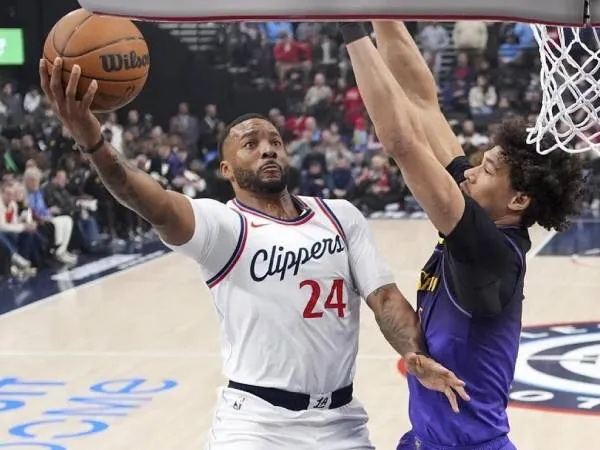 Norman Powell (kiri) mencetak 22 poin saat Los Angeles Clippers meraih kemenangan 116-102 atas Los Angeles Lakers pada Minggu (19/1) malam.