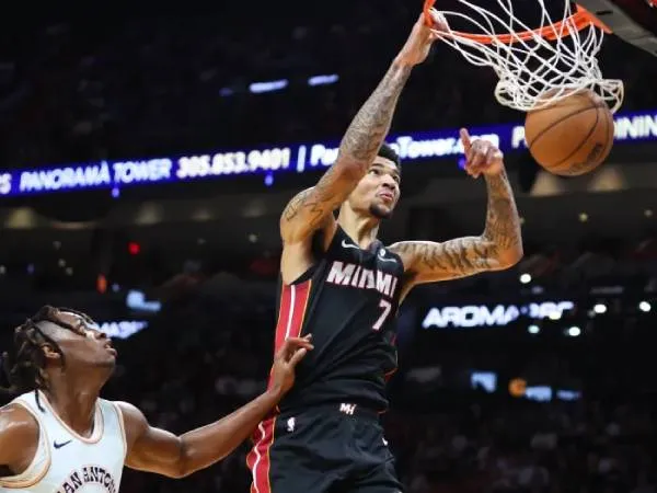 Kel'el Ware (kanan) mencetak 25 poin saat tuan rumah Miami Heat mengalahkan San Antonio Spurs 128-107 pada hari Minggu (19/1) sore. (Foto: AP)