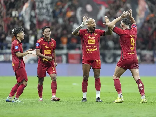 Pemain Persija Jakarta merayakan gol pertama ke gawang Persita Tangerang