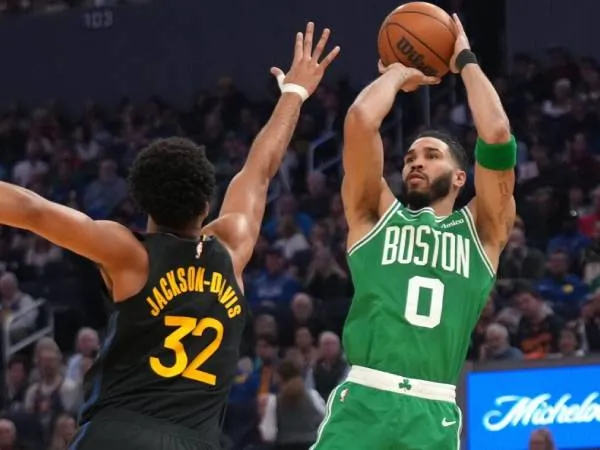 Jayson Tatum (kanan) mencetak 22 poin saat Boston Celtics menggulung Golden State Warriors 125-85 pada Senin (20/1) sore. (Foto: AP)
