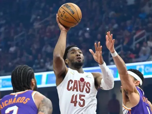 Donovan Mitchell (tengah) mencetak 33 poin saat Cleveland Cavaliers mengalahkan Phoenix Suns 118-92 pada hari Senin (20/1) sore. (Foto: AP)