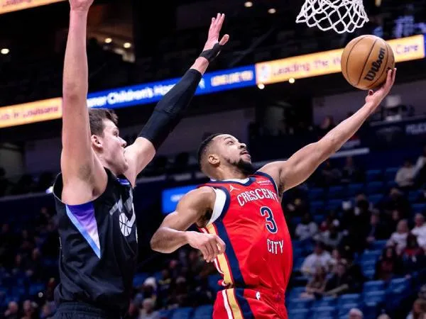 CJ McCollum (kanan) mencetak 45 poin saat New Orleans Pelicans mengalahkan Utah Jazz 123-119 lewat babak overtime pada Senin (20/1) malam. (Foto: AP)