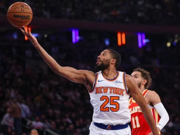 Mikal Bridges mencetak 26 poin saat New York Knicks menang 119-110 atas tim tamu Atlanta Hawks pada hari Senin (20/1) sore. (Foto: AP)