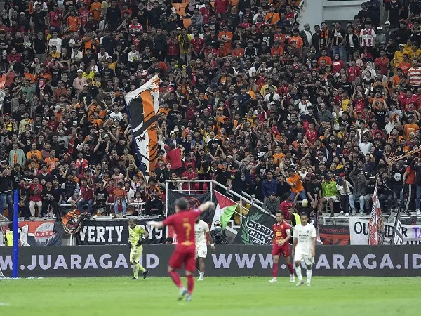 Suporter Persija Jakarta mendukung timnya di laga kandang
