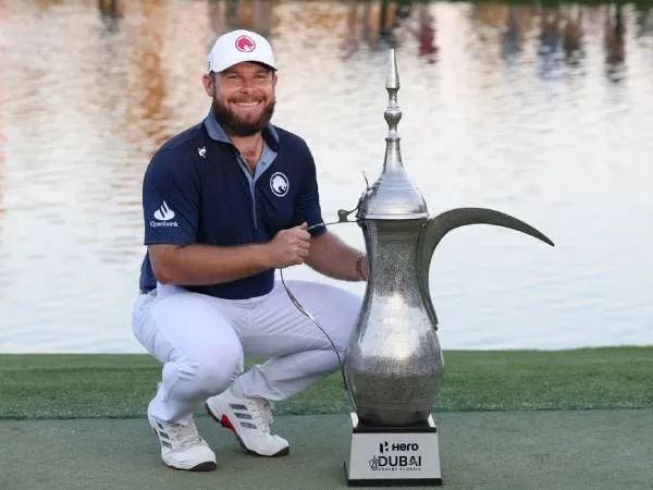 Tyrrell Hatton berpose dengan trofi Dubai Desert Classic. (Foto: Golf Digest)