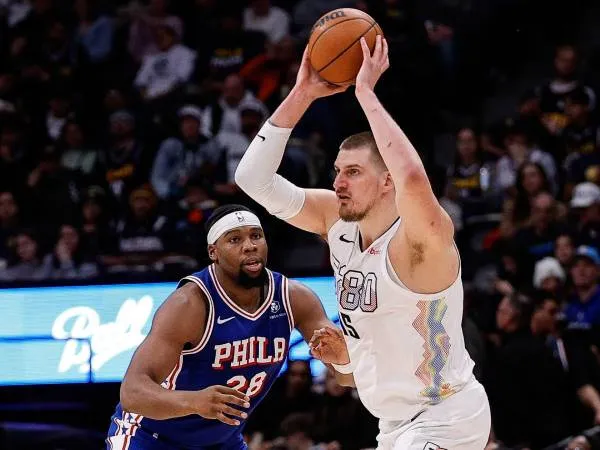 Nikola Jokic (kanan) mencetak triple-double keempatnya secara beruntun saat Denver Nuggets mengalahkan Philadelphia 76ers 144-109 pada Selasa (21/1) malam. (Foto: AP)