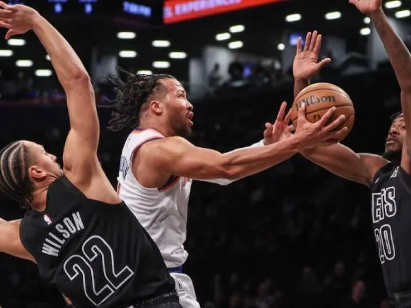 Jalen Brunson (tengah) mencetak 17 poin saat tim tamu New York Knicks mengalahkan Brooklyn Nets 99-95 pada Selasa (21/1) malam.