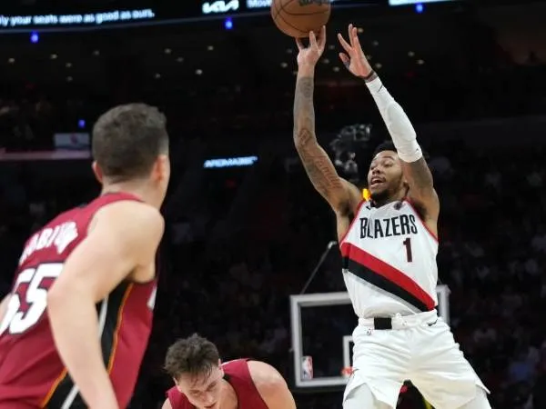 Anfernee Simons (kanan) mencetak 24 poin saat Portland Trail Blazers mengungguli tuan rumah Miami Heat 116-107 pada Selasa (21/1) malam. (Foto: AP)