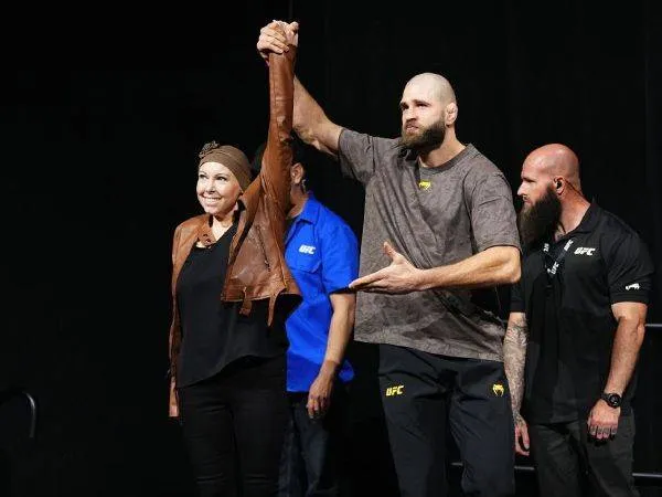 Jiri Prochazka Berikan Penghormatan Untuk Penggemar Pejuang Kanker