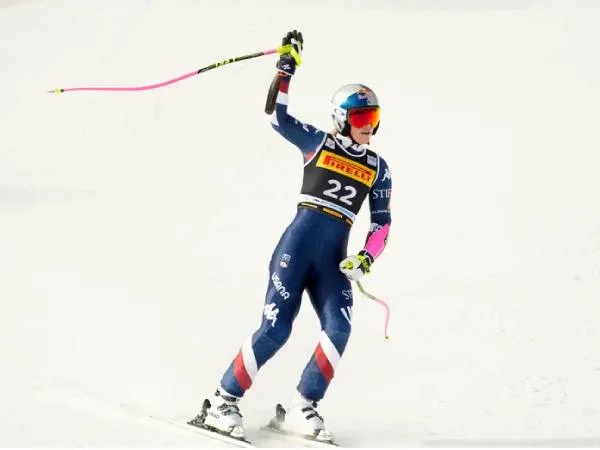 Lindsey Vonn melambaikan tangan setelah penampilan di nomor Super-G. (Foto: AP)