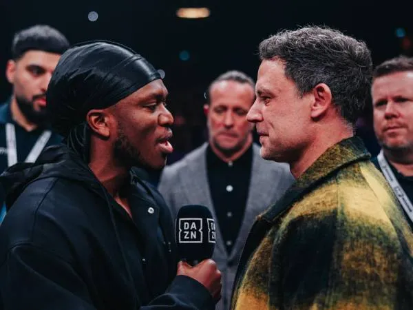 Wayne Bridge (kanan) menjadi sasaran sindiran brutal dari KSI di atas ring pada ajang Misfits 20. (Foto: Fight TV)