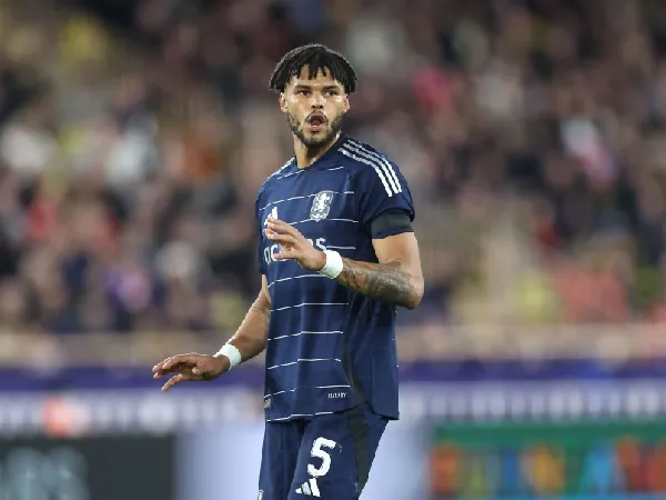 Bek Aston Villa, Tyrone Mings