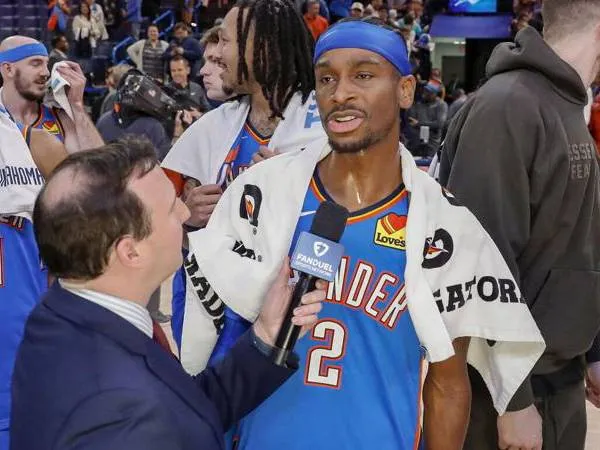 Shai Gilgeous-Alexander diwawancarai usai membukukan mencetak rekor karier 54 poin versus Utah Jazz pada Rabu (22/1) malam. (Foto: AP)
