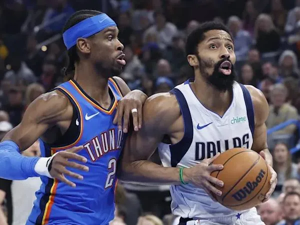 Spencer Dinwiddie (kanan) mencetak 28 poin saat tim tamu Dallas Mavericks mengalahkan Oklahoma City Thunder 121-115 pada hari Kamis (23/1). (Foto: AP)