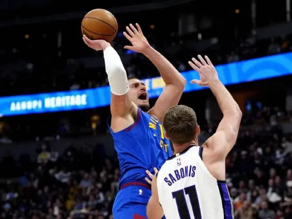 Nikola Jokic (kiri) membukukan triple-double kelimanya secara beruntun saat Denver Nuggets mengalahkan Sacramento Kings 132-123 pada Kamis (23/1) malam. (Foto: AP)