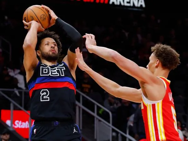 Cade Cunningham (kiri) mencetak 29 poin saat tim tamu Detroit Pistons menang 114-104 atas Atlanta Hawks pada hari Rabu (22/1) malam. (Foto: AP)
