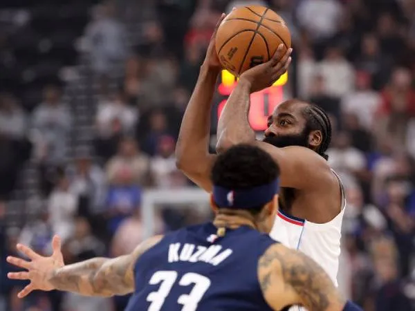 James Harden (kanan) mencatatkan triple-double keduanya musim ini saat Los Angeles Clippers mengalahkan Washington Wizards 110-93 pada hari Kamis (23/1). (Foto: AP)
