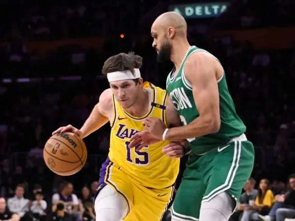 Austin Reaves (kiri) mengemas 23 poin saat Los Angeles Lakers meraih kemenangan 117-96 atas tim tamu Boston Celtics pada Kamis (23/1) malam. (Foto: AP)