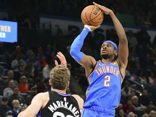 Shai Gilgeous-Alexander (kanan) mencetak rekor karier 54 poin saat Oklahoma City Thunder menang 123-114 atas Utah Jazz pada Rabu (22/1) malam.