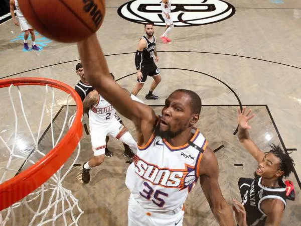 Kevin Durant mencetak 24 poin saat Phoenix Suns menang 108-84 atas Brooklyn Nets pada Rabu (22/1) malam. (Foto: AP)
