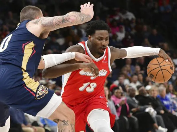 Jaren Jackson Jr (kanan) mencetak 29 poin saat tuan rumah Memphis Grizzlies mengalahkan New Orleans Pelicans 139-126 pada Jumat (24/1) malam. (Foto: AP)