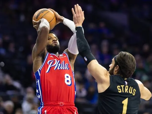 Paul George (kiri) mencetak 30 poin saat Philadelphia 76ers menang 132-129 atas tim tamu Cleveland Cavaliers pada Jumat (24/1) malam. (Foto: AP)