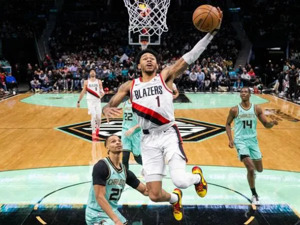 Anfernee Simons (tengah) mencetak 27 poin saat tim tamu Portland Trail Blazers mengalahkan Charlotte Hornets 102-97 pada Jumat (24/1) malam. (Foto: AP)
