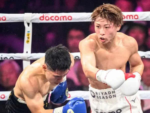 Naoya Inoue (kanan) masih terlalu tangguh bagi Ye-Joon Kim. (Foto: Fight TV)