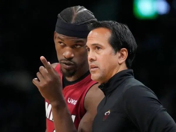 Jimmy Butler (kiri) dan pelatih Heat Erik Spoelstra. (Foto: AP)
