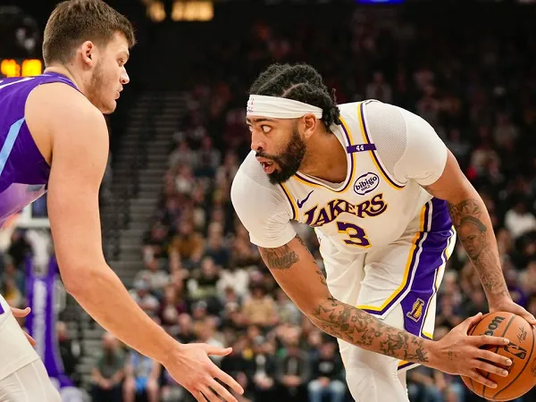 Anthony Davis desak Lakers untuk datangkan center baru.