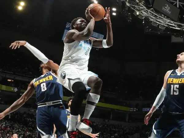 Anthony Edwards (tengah) mencetak 34 poin saat Minnesota Timberwolves mengalahkan Denver Nuggets 133-104 pada hari Sabtu (25/1). (Foto: AP)