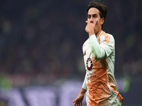 Meski baru meneken kontrak anyar hingga 2026, masih terbuka peluang Paulo Dybala untuk pergi meninggalkan AS Roma / via Getty Images