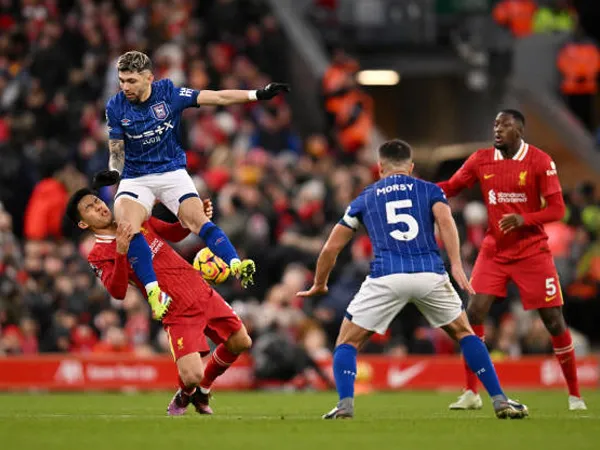 Pakar VAR Setuju Tekel Julio Enciso ke Wataru Endo Layak Merah