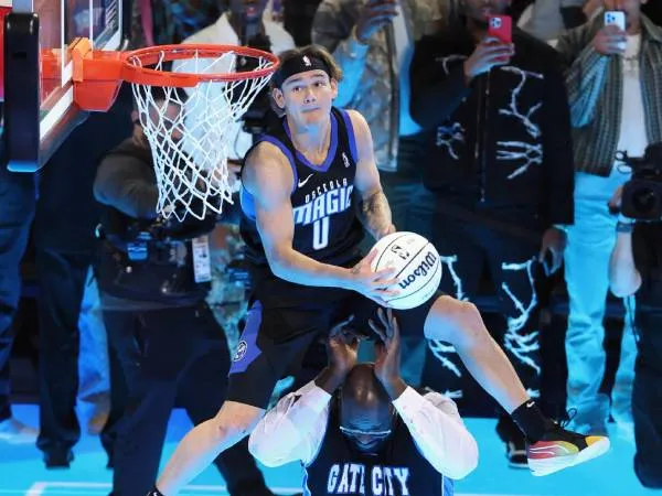 Aksi Mac McClung di kontes slam dunk NBA pada 2024. (Foto: AP)