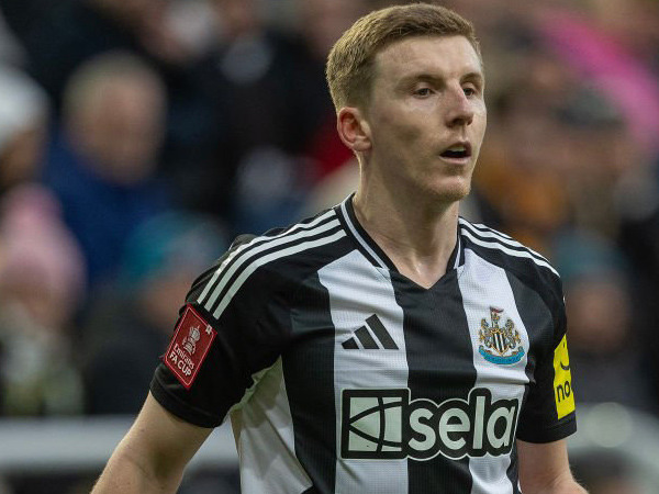 Newcastle Buka Peluang Lepas Matt Targett ke Leeds United